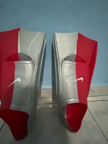 Pé de pato e touca Nike para natação 