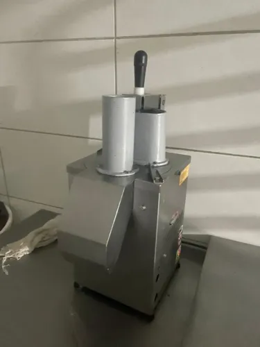 Vendo triturador de queijo , presunto, calabresa. 