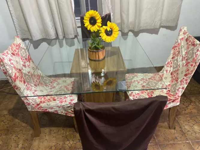 Mesa de vidro com 4 cadeiras