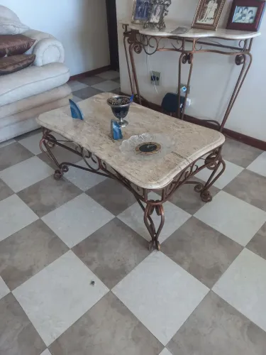 Mesa de centro clássico. Ferro forjado e travertino