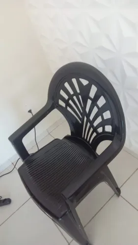 1 (uma) Cadeira Plástica preta