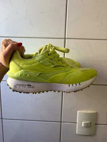 Tênis fila amarelo neon feminino