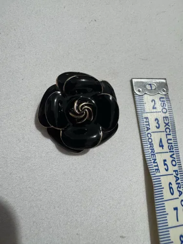 Broche flor Camélia negra estilo da Chanel número 5