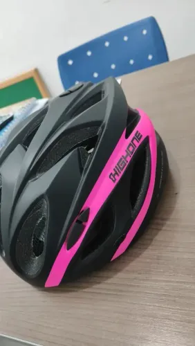 Capacete de Ciclismo High One Win, com design em preto e rosa. PRATICAMENTE ZEROKM