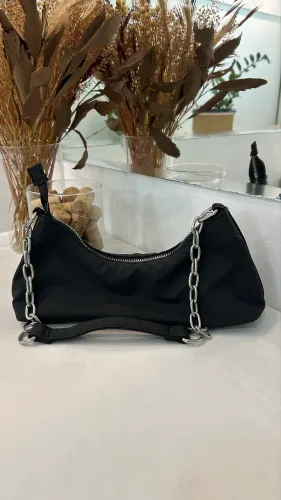 bolsa preta com corrente