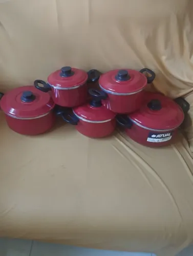Conjunto de panelas temos na cor vermelho ou cinza 