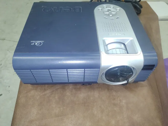Projetor datashow BenQ, no estado, está ligando mas não funciona, para consertar.