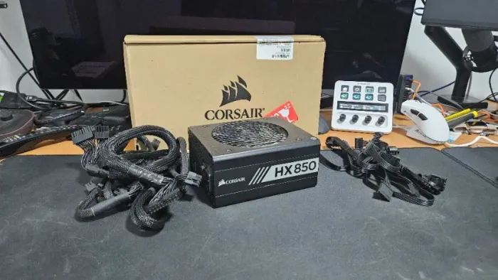 Fonte Corsair HX850, 850W, 80 Plus Platinum, Modular, PFC Ativo, Sem Cabo, Preto - CP-9020