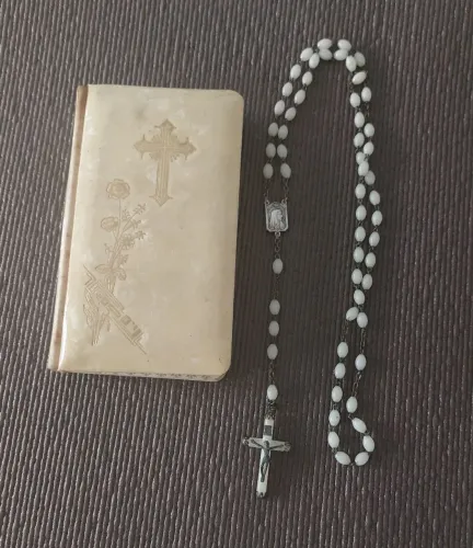 Antigo missal e terço antigo de galalite