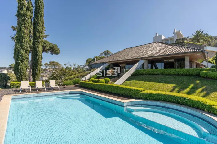 Casa à venda no Parque Barigui 3.271 m² de terreno, 3 suítes, piscina, quadras e jardim e