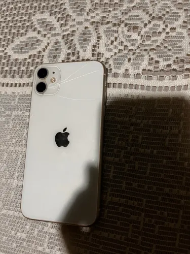 Vendo iPhone 11 trincado a parte de trás e 72% de bateria