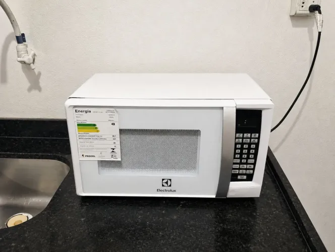 Microondas Electrolux completo ótimo funcionamento 26 litros