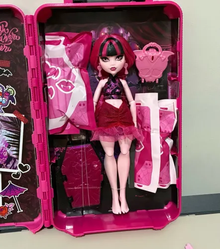 Monster High Skulltimate Secrets Gore-geous Oasis Draculaura