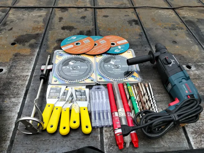 Vendo furadeira voltagem 220 mais ferramentas