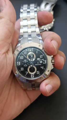 Relógio Festina F16388 preto com pulseira metálica prateada