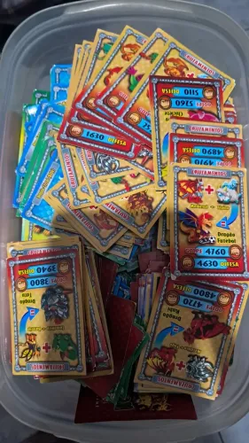 700 Cartinhas colecionáveis Dragon City - aproximadamente 700 cartinhas