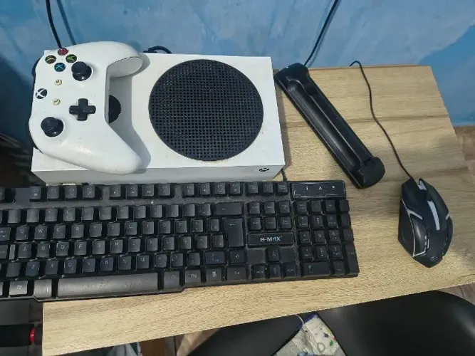 Xbox séries s com controle e periféricos