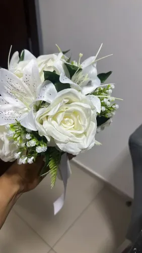 Buquê para noiva, com lapela para noivo.