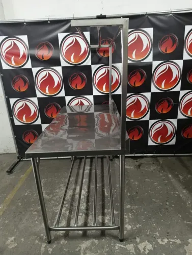 Mesa com prateleiras tubular toda no aço inox usada ótimo estado