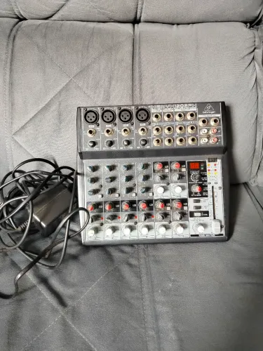 mesa de som beringuer 6 canais com efeito