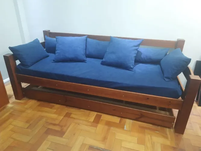 Bicama de madeira com 1 colchão e almofadas
