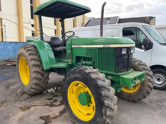 Trator JOHN DEERE 5600 4X4