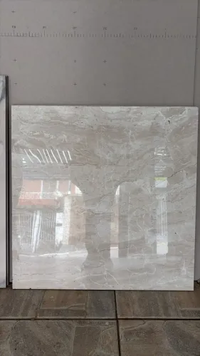 Sobra de Obra: 2 Peças de Piso / Porcelanato Bege 61x61cm (~0,74m²)