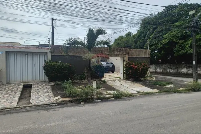 CASA PASSARÉ - ARÉA TOTAL DE 353m² PRÓXIMO AO CASTELÃO