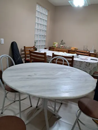Mesa de granito com 4 cadeiras