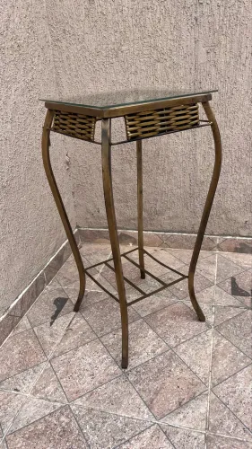 Mesa de canto em ferro e vidro