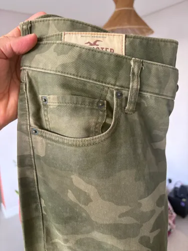Calça Hollister camuflada Tam 42