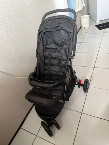 Carrinho de bebê.