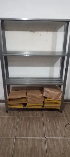 ESTANTE DE INOX COM 4 PRATELEIRAS