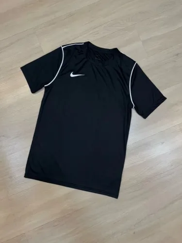 camiseta esportiva preta de manga curta da Nike, modelo Dri-FIT Park.
