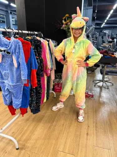 Pijama de bicho e meias divertidas