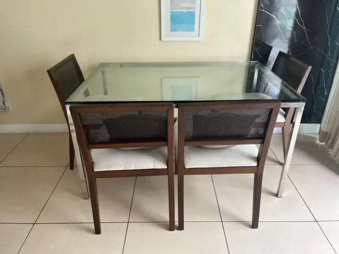 Mesa de vidro com 4 cadeiras estofadas de madeira