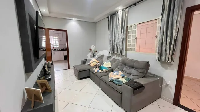 Casa à venda no Luizote de Freitas, em Uberlândia, com piscina e aquecimento solar