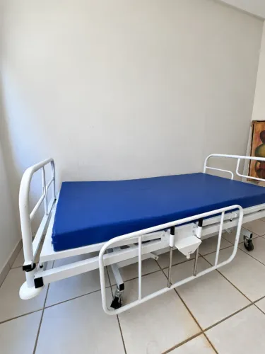 Cama hospitalar Fowler Steel 3 manivelas + colchão e kit pneumático