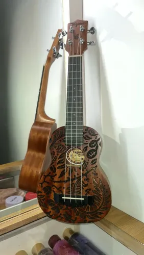 Ukulele Tagima Concert 23k Estampa Floral Natural + Case do Ukulele