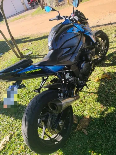 Gsx-s750za equipada, pronta para acelerar seja na cidade ou na serra.