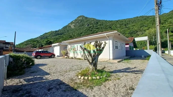 Casa de alvenaria térrea com 3 quartos, não financiável, no Pântano do Sul, Florianópolis/