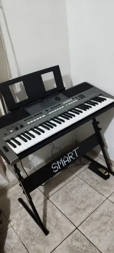 Teclado Yamaha psr e 443 com acessórios. Capa, suportes e pedal sustain