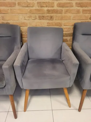 Poltrona cinza pé palito tecido suede