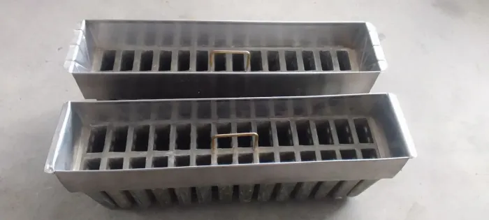 2 FORMAS DE INOX PARA PICOLÉS 28 