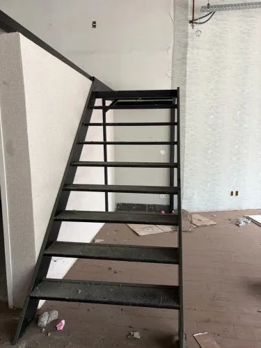 Escada metálica com patamar