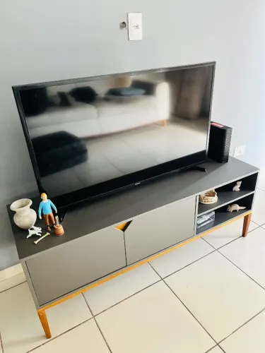 Cama, rack, TV, sofá, mesa pequena, cadeiras