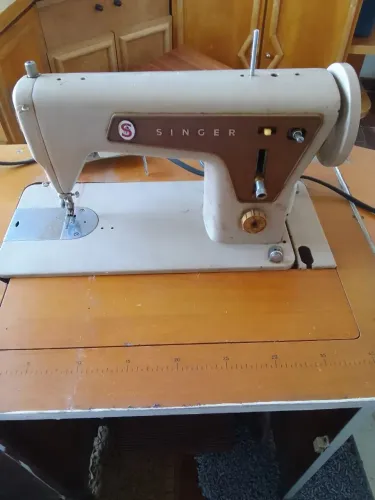 Vendo esta máquina SINGER: