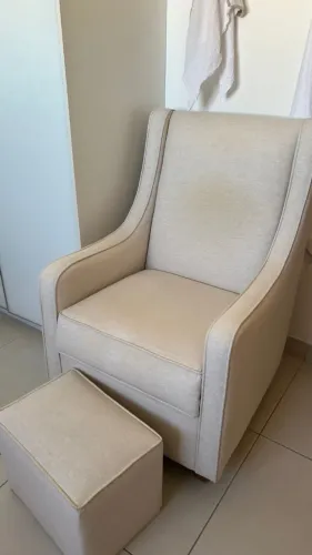 Poltrona amamentação com pufe Lilibee