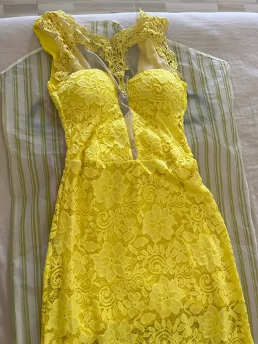 Vestido de festa todo rendado amarelo longo 