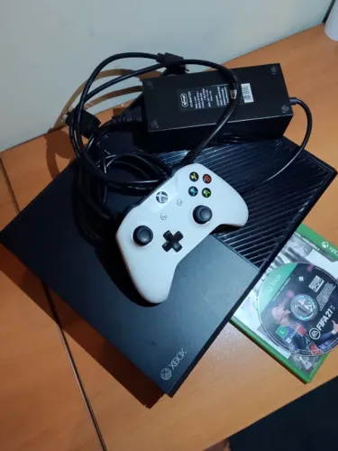 Vendo Xbox one s semi-novo pegar e usar